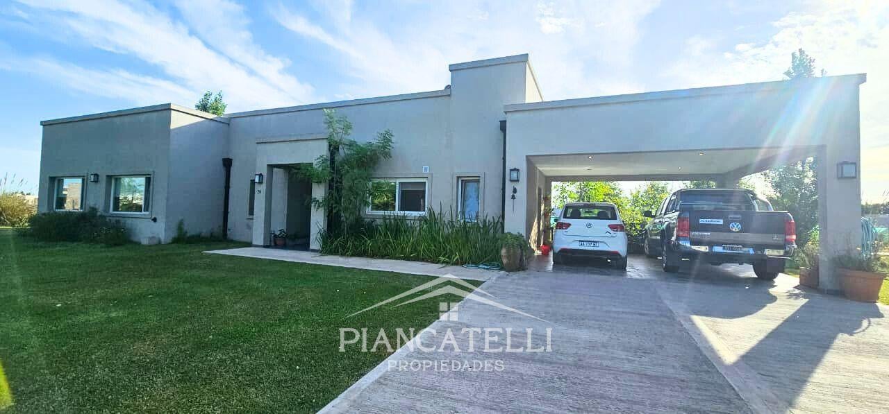 Venta de casa en Barrio San Roque, Comarcas de Lujan, con 4 ambientes