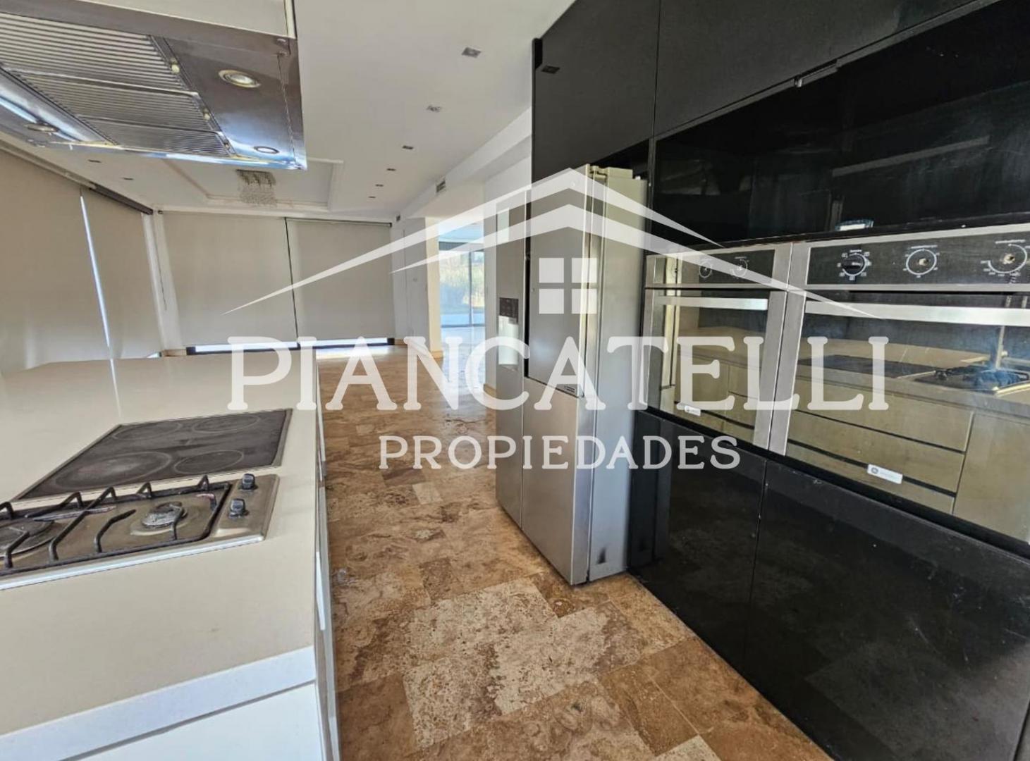 Foto de CASA EN VENTA CON 8 AMBIENTES, EN TERRAVISTA, imagen 2