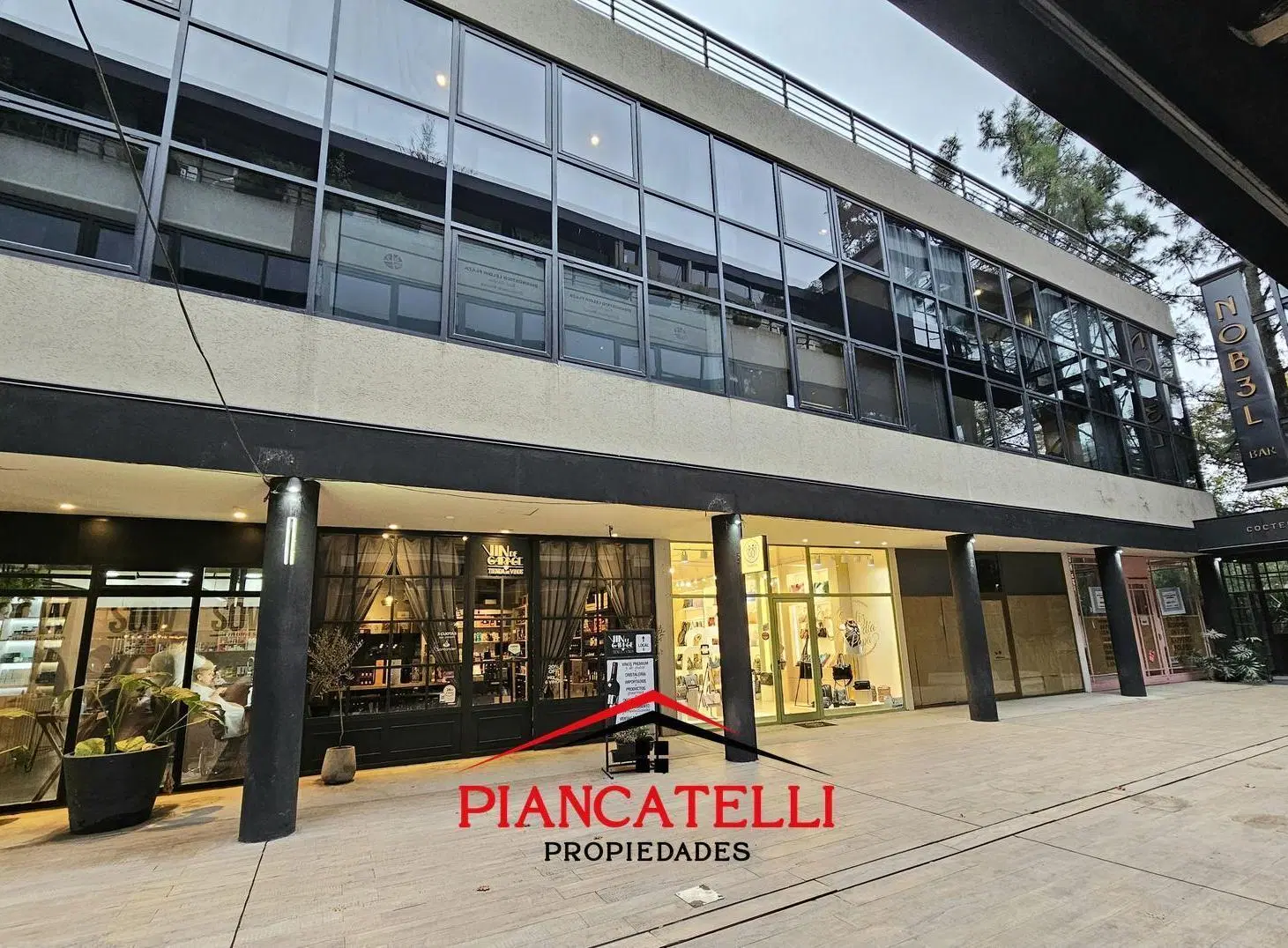 VENTA DE LOCAL EN PARQUE LELOIR SOBRE AVENIDA MARTIN FIERRO 2