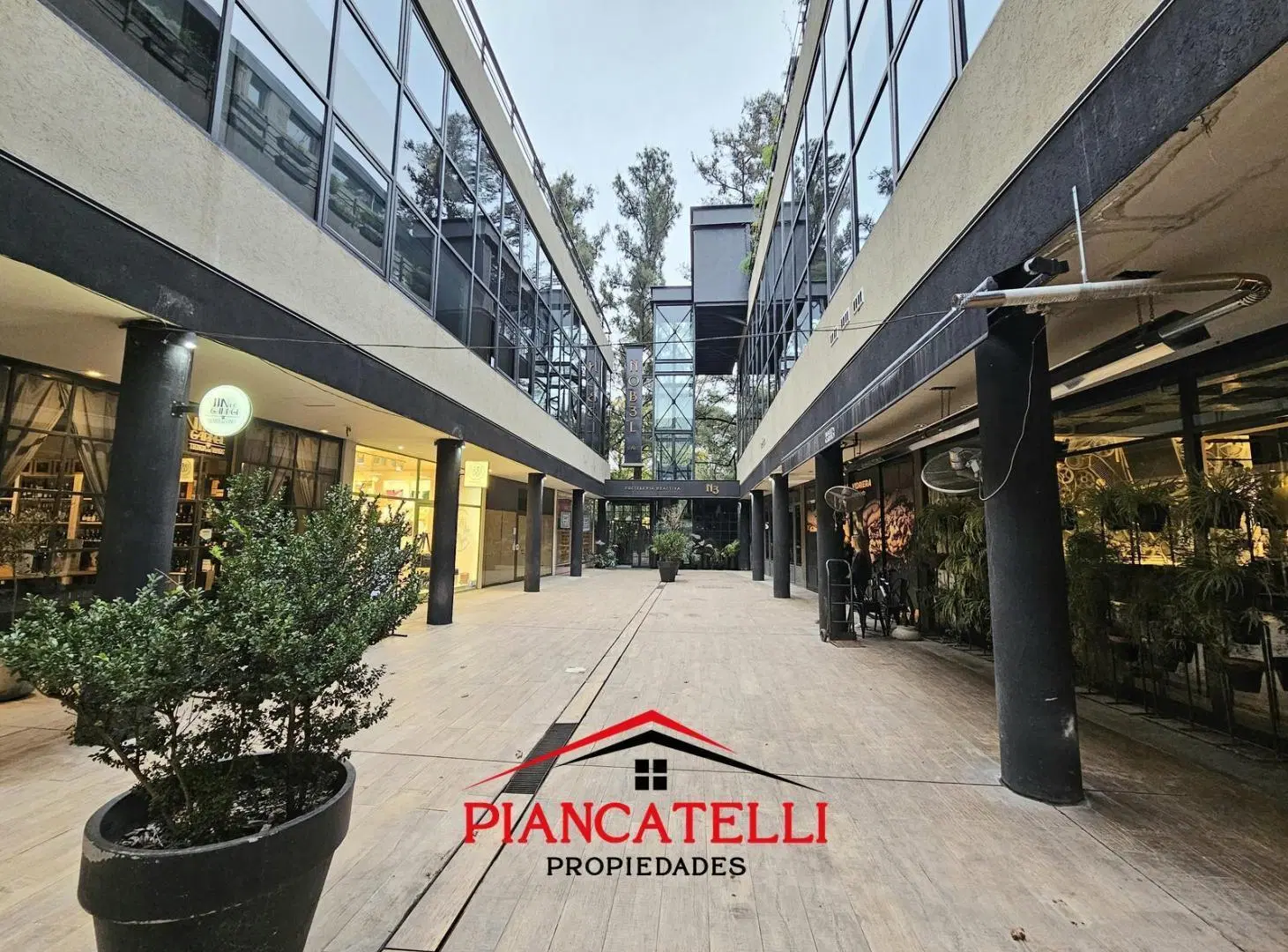 VENTA DE LOCAL EN PARQUE LELOIR SOBRE AVENIDA MARTIN FIERRO 4