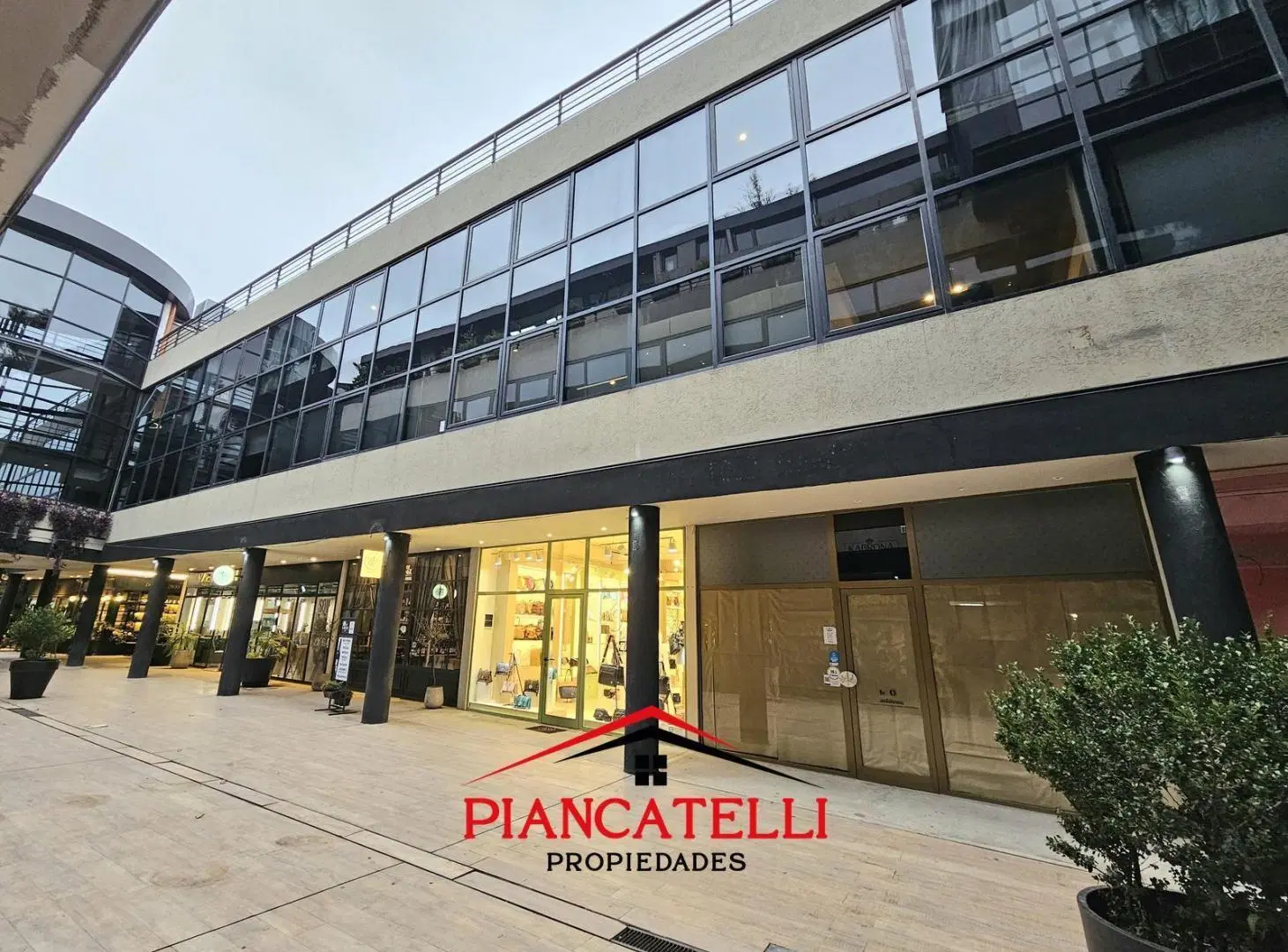 VENTA DE LOCAL EN PARQUE LELOIR SOBRE AVENIDA MARTIN FIERRO 3