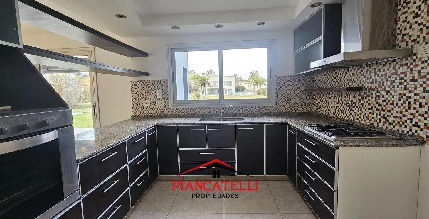 VENTA Y ALQUILER DE CASA CON 5 AMBIENTES EN TERRAVISTA 3