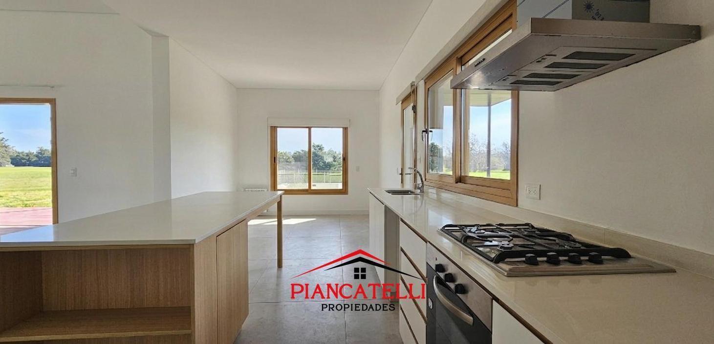 Foto de Casa en Venta en Everlinks Golf Country Club, Luján con 3 habitaciones, imagen 3