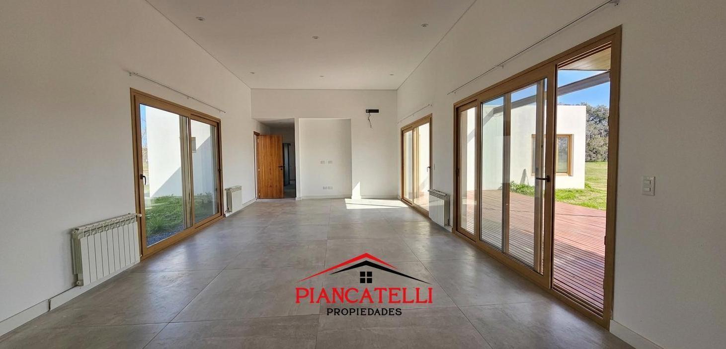 Foto de Casa en Venta en Everlinks Golf Country Club, Luján con 3 habitaciones, imagen 1