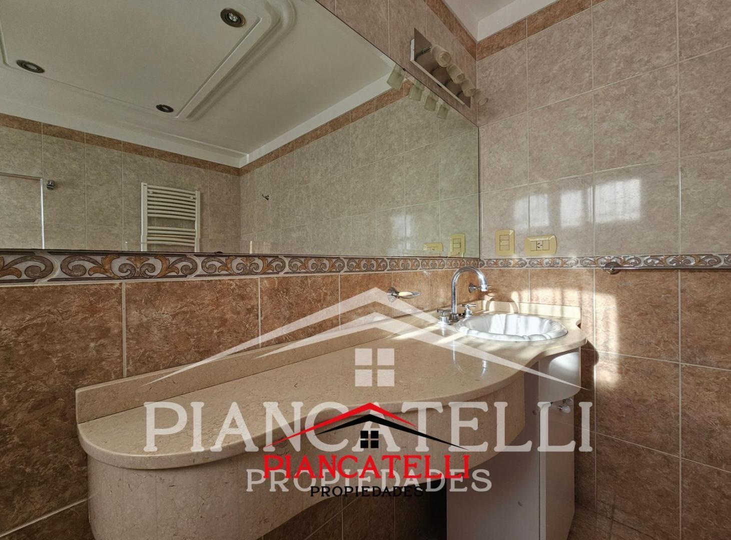 Foto de Casa en Venta en Banco Provincia. 360 M2, imagen 5