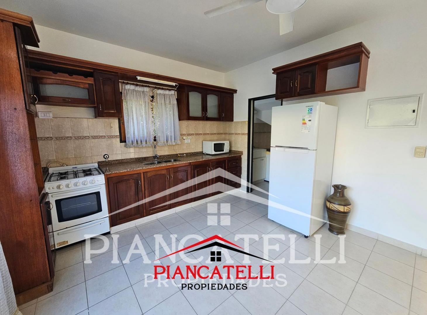 Foto de Casa en Venta en Banco Provincia. 360 M2, imagen 1