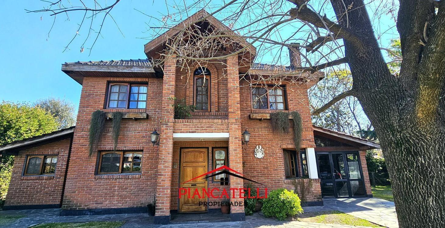 Foto de Casa en Venta en Banco Provincia construida sobre dos lotes unificados, imagen 1