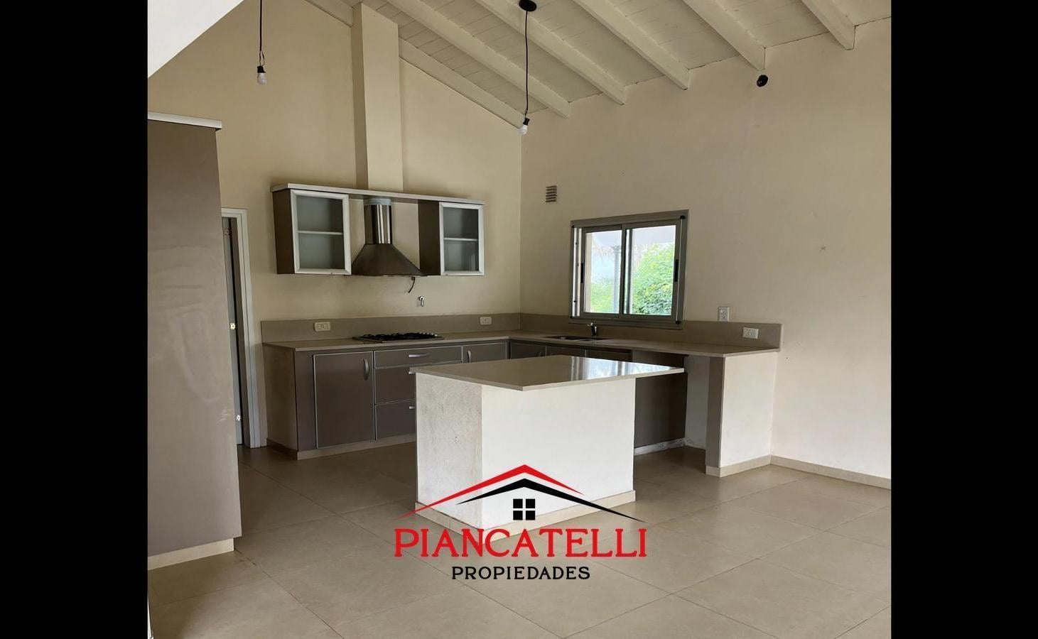 Foto de Casa en Alquiler Anual. Lote central, una planta, sin muebles, Barrio, imagen 2