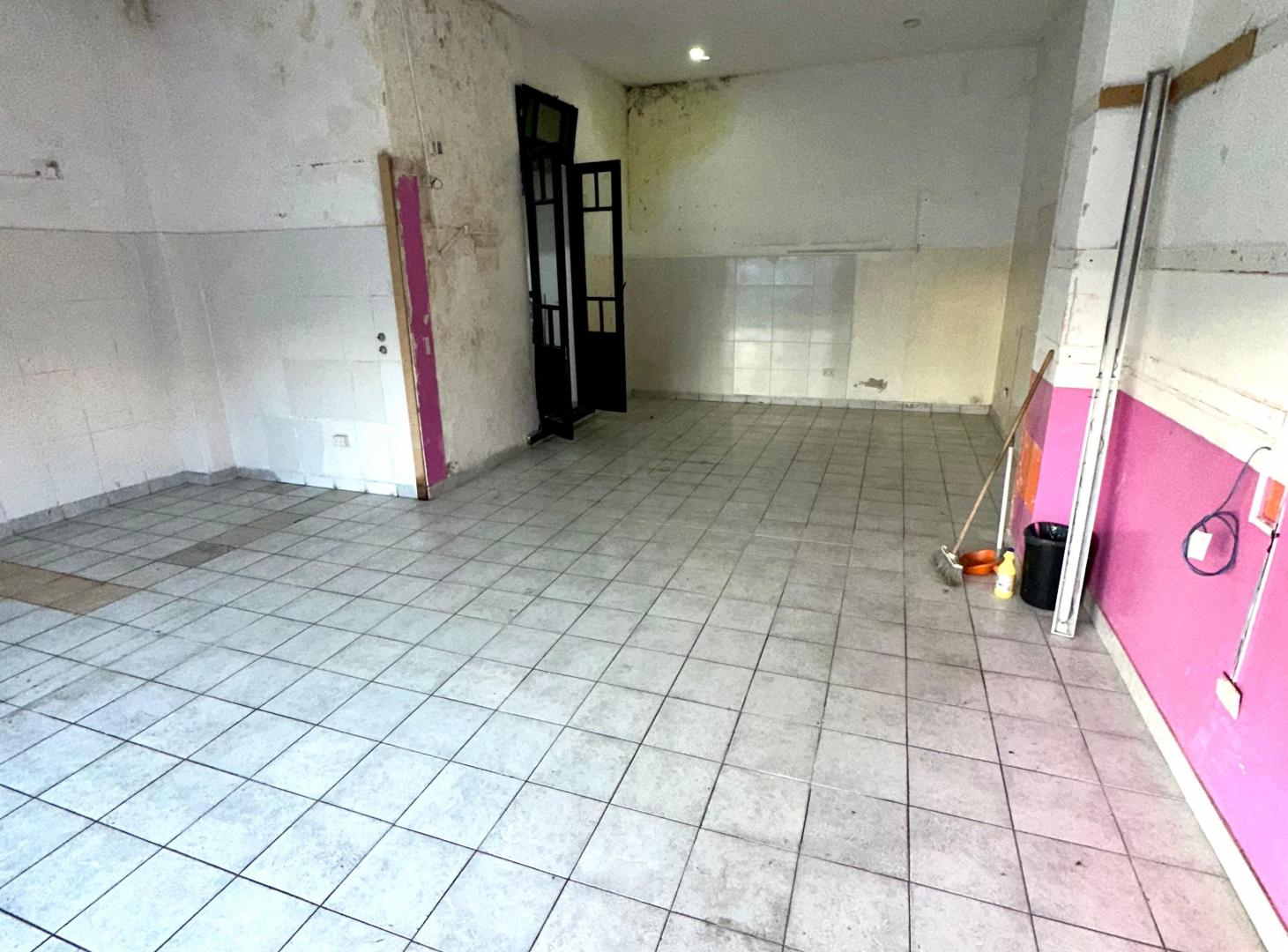 Foto de ALQUILER LOCAL COMERCIAL SOBRE LA AV. OLIVERA, imagen 2