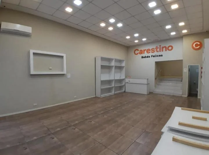 Gran Propiedad Comercial De 692 M²: Local Con Vidriera, Depósito Y Oficinas 5