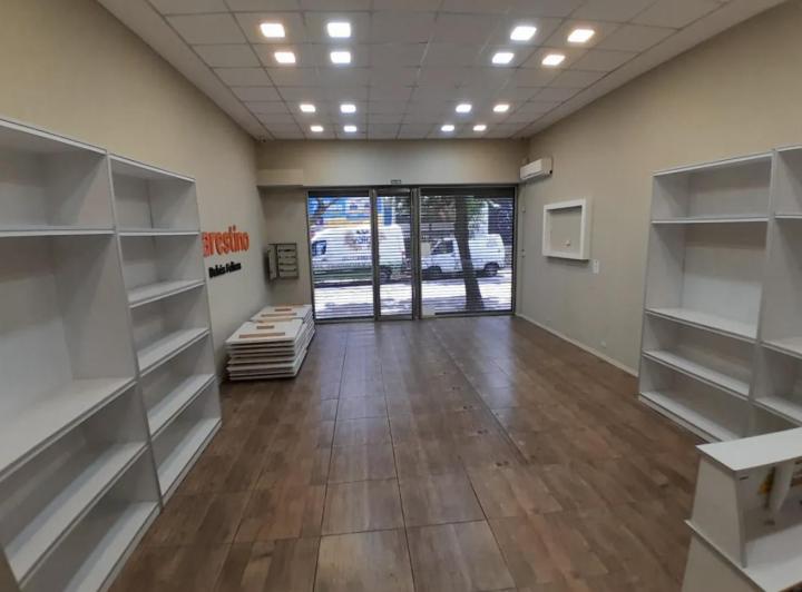 Gran Propiedad Comercial De 692 M²: Local Con Vidriera, Depósito Y Oficinas 1