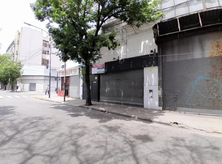 Gran Propiedad Comercial De 692 M²: Local Con Vidriera, Depósito Y Oficinas 4