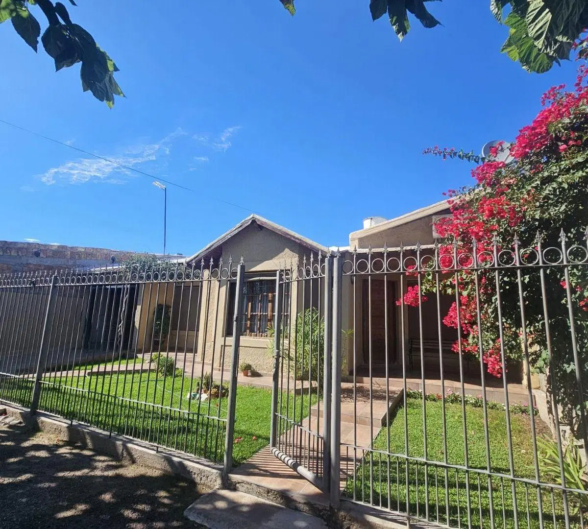 CASA EN VENTA – BARRIO ARENAS RAFFO, KM 8 4