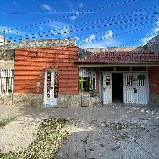 Casa 2 dormitorios y cochera doble en zona sur. 4