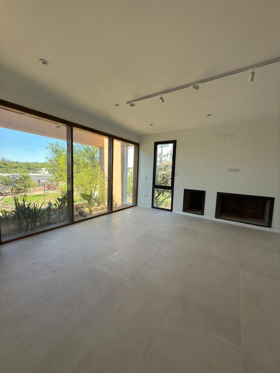 Venta Casa de Categoría en Estancia El Terrón 475 m² Cubiertos Hermosas Vistas! 4
