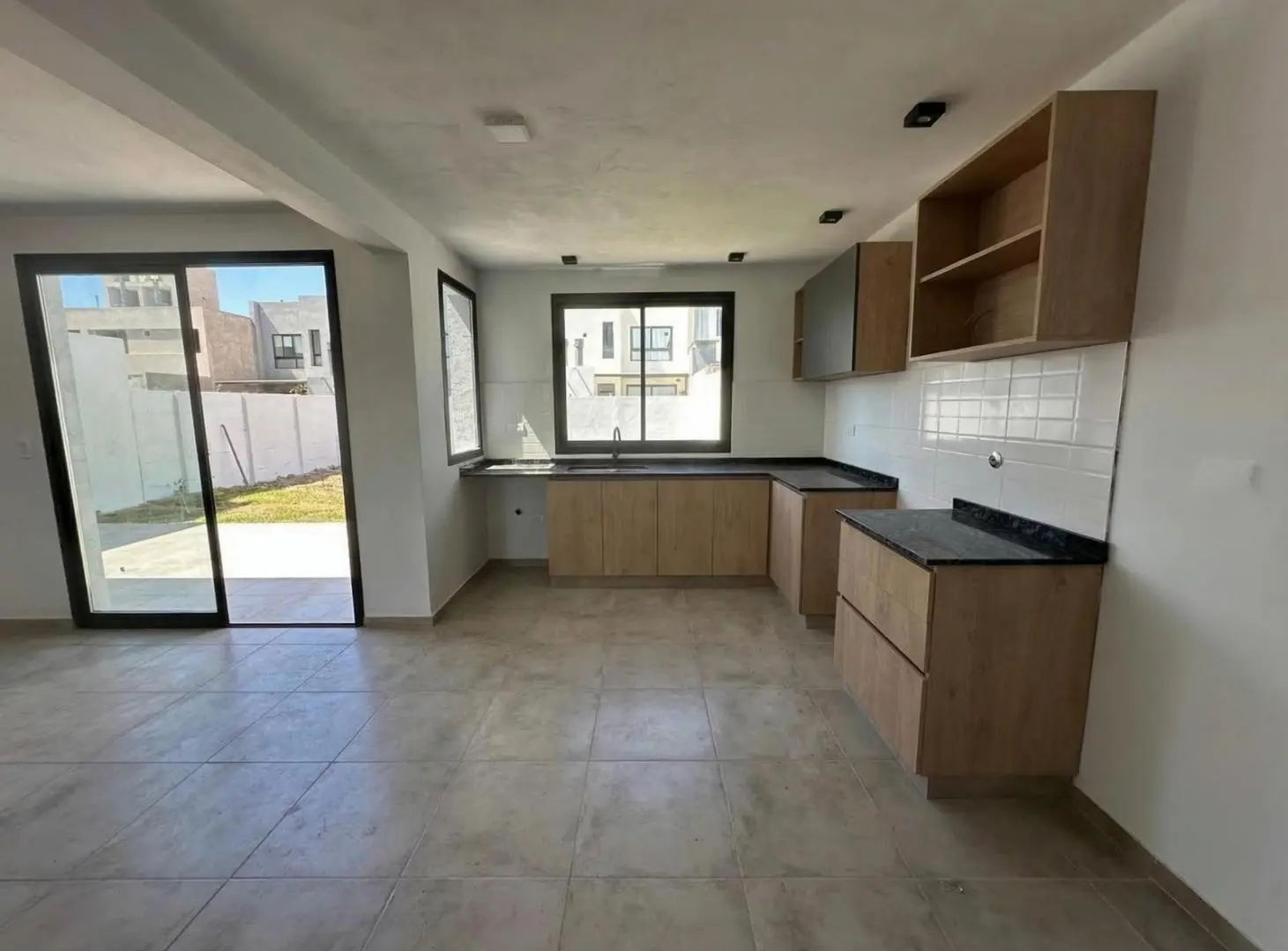 ¡Tu Nuevo Hogar en Docta! Casa de Dos Plantas con Gran Patio 4