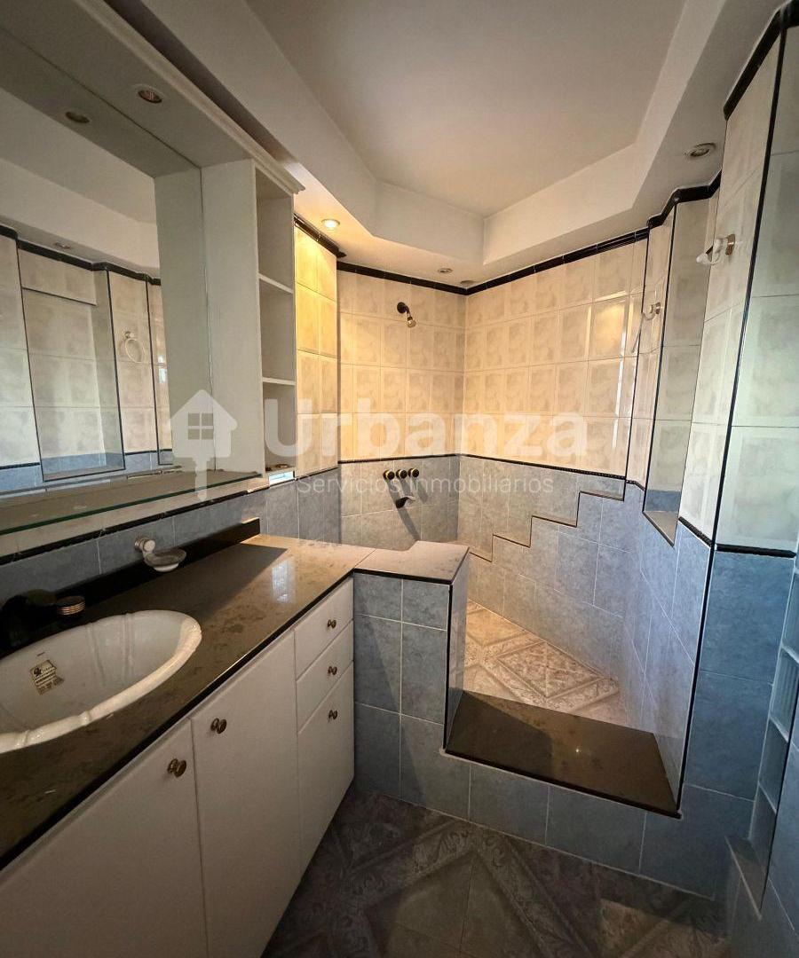 Foto de Casa 4 dormitorios y 2 baños con cochera en Villa Cabrera, frente al, imagen 4