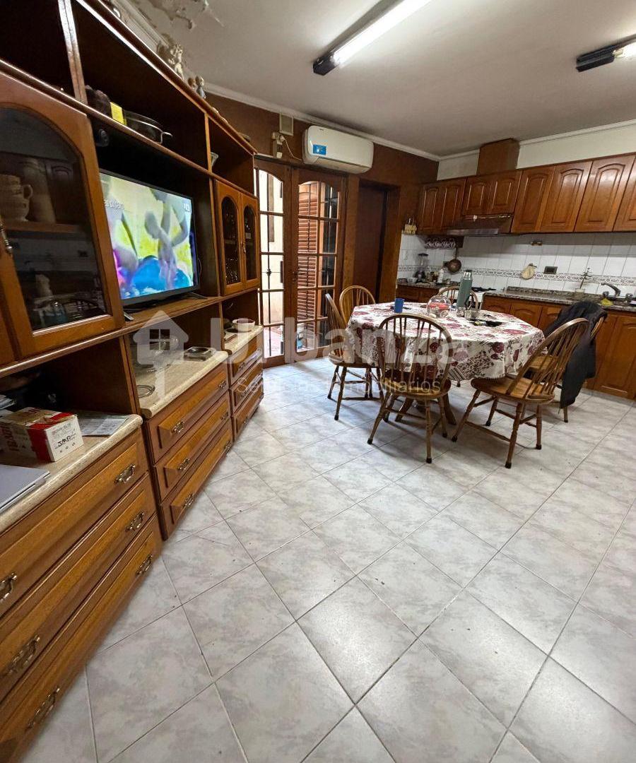 Foto de Casa 4 dormitorios y 2 baños con cochera en Villa Cabrera, frente al, imagen 2