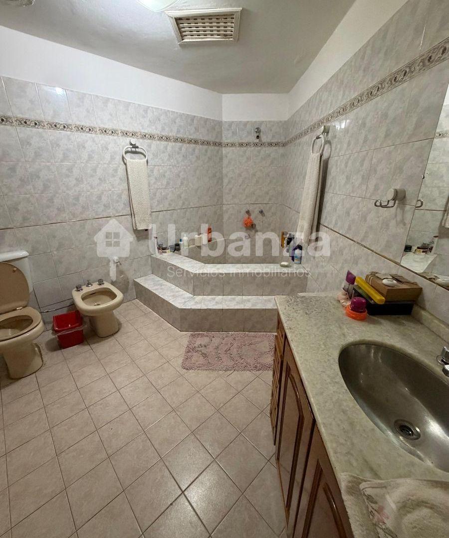Foto de Casa 4 dormitorios y 2 baños con cochera en Villa Cabrera, frente al, imagen 5