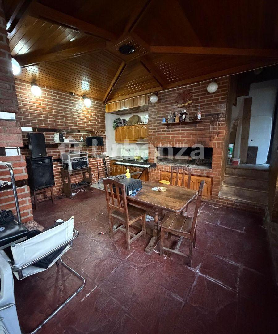 Foto de Casa 4 dormitorios y 2 baños con cochera en Villa Cabrera, frente al, imagen 3