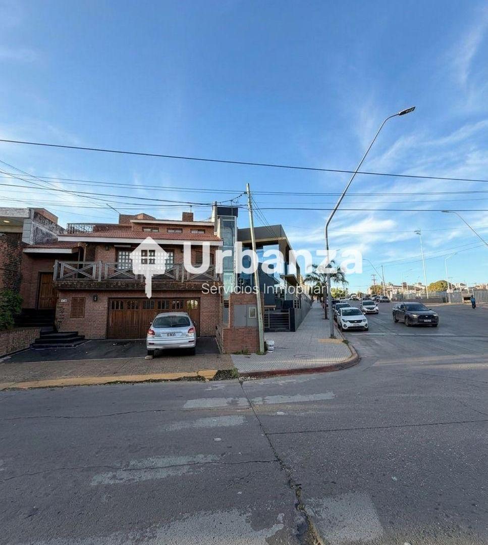 Foto de Casa 4 dormitorios y 2 baños con cochera en Villa Cabrera, frente al, imagen 1