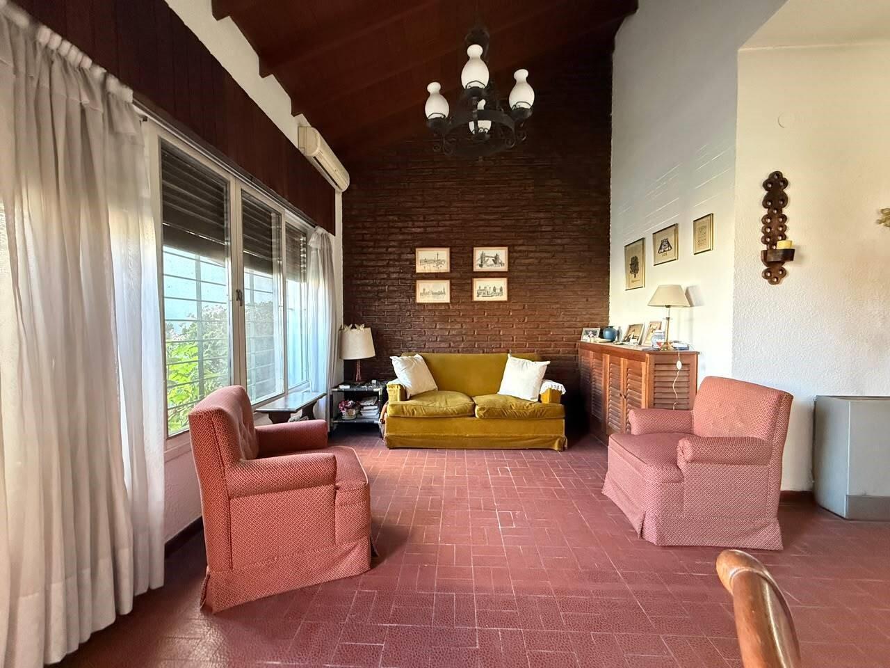 Foto de Casa 2 ambientes con jardín y cochera en Venta en Castelar, Morón, imagen 4