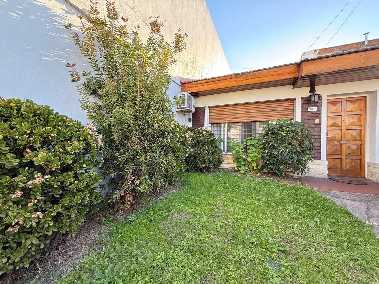 Foto de Casa 2 ambientes con jardín y cochera en Venta en Castelar, Morón, imagen 3