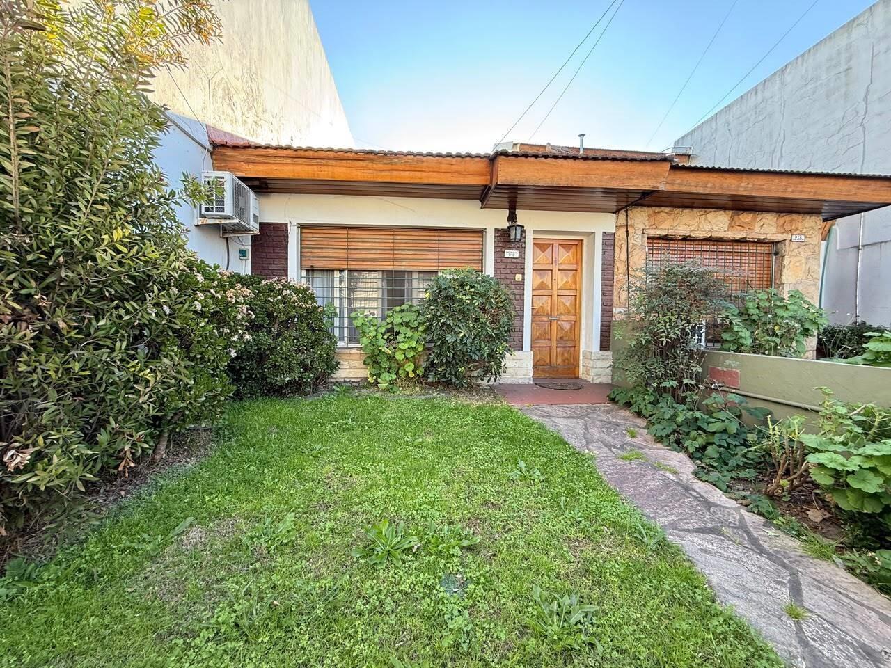 Foto de Casa 2 ambientes con jardín y cochera en Venta en Castelar, Morón, imagen 1