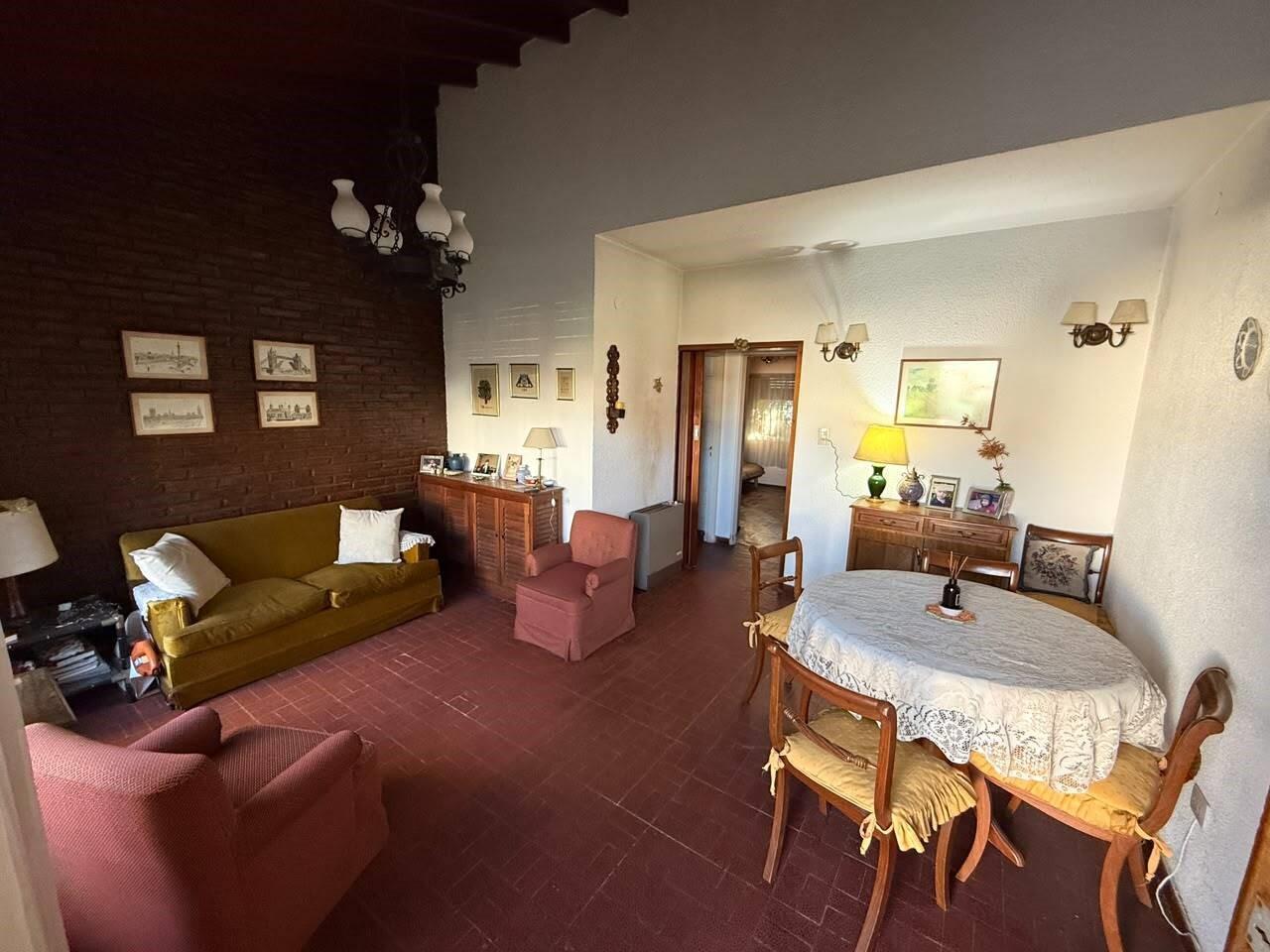 Foto de Casa 2 ambientes con jardín y cochera en Venta en Castelar, Morón, imagen 2
