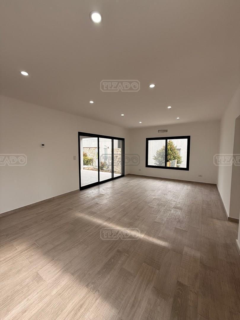 Foto de Casa en Venta en San Ramon – Pilar del Este | 3 Dormitorios y Jardín, imagen 2