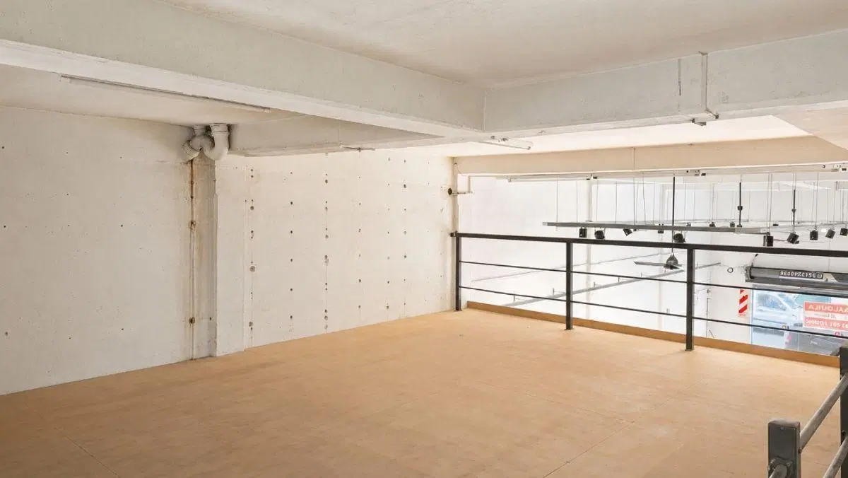 Excelente Local Comercial con Frente Vidriado y Entreplanta – 1