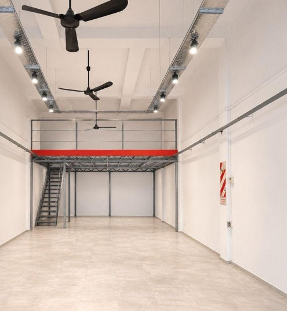 Excelente Local Comercial con Frente Vidriado y Entreplanta –