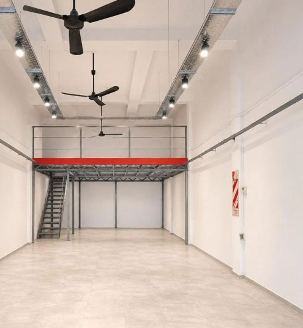 Excelente Local Comercial con Frente Vidriado y Entreplanta – 4