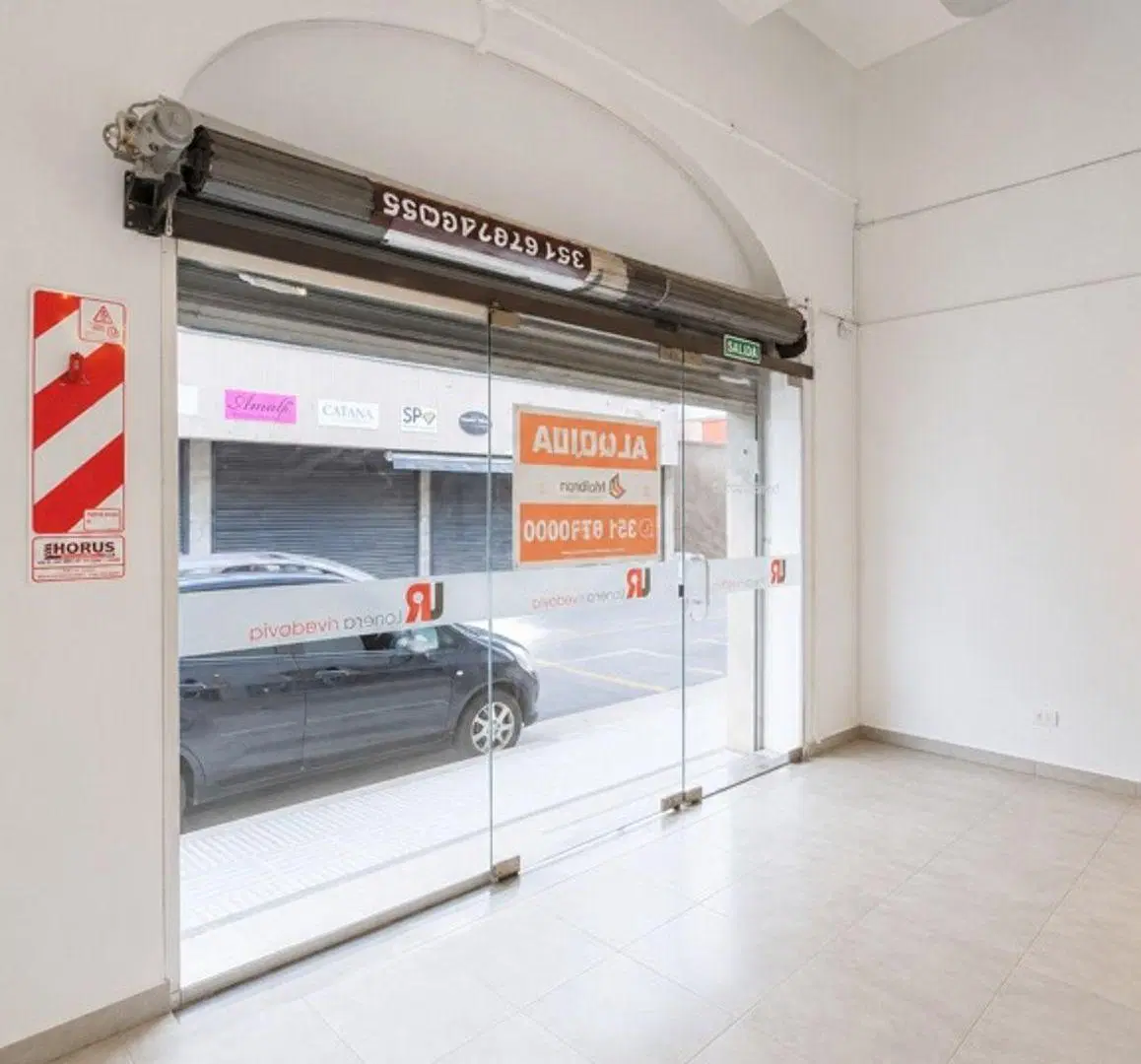 Excelente Local Comercial con Frente Vidriado y Entreplanta – 5