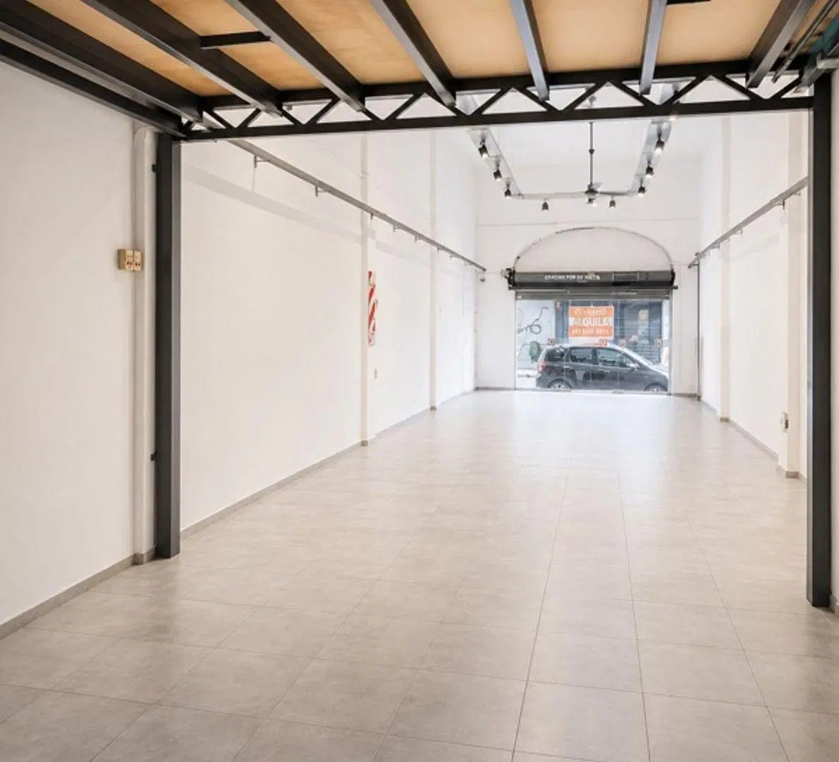 Excelente Local Comercial con Frente Vidriado y Entreplanta – 3