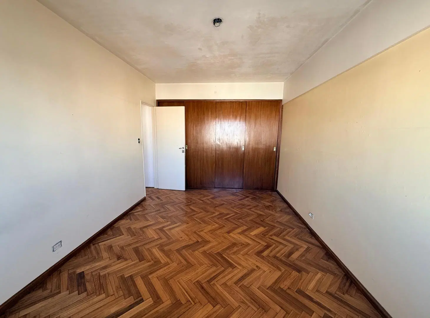 Departamento con vista abierta. Apto profesional.Luminoso 5