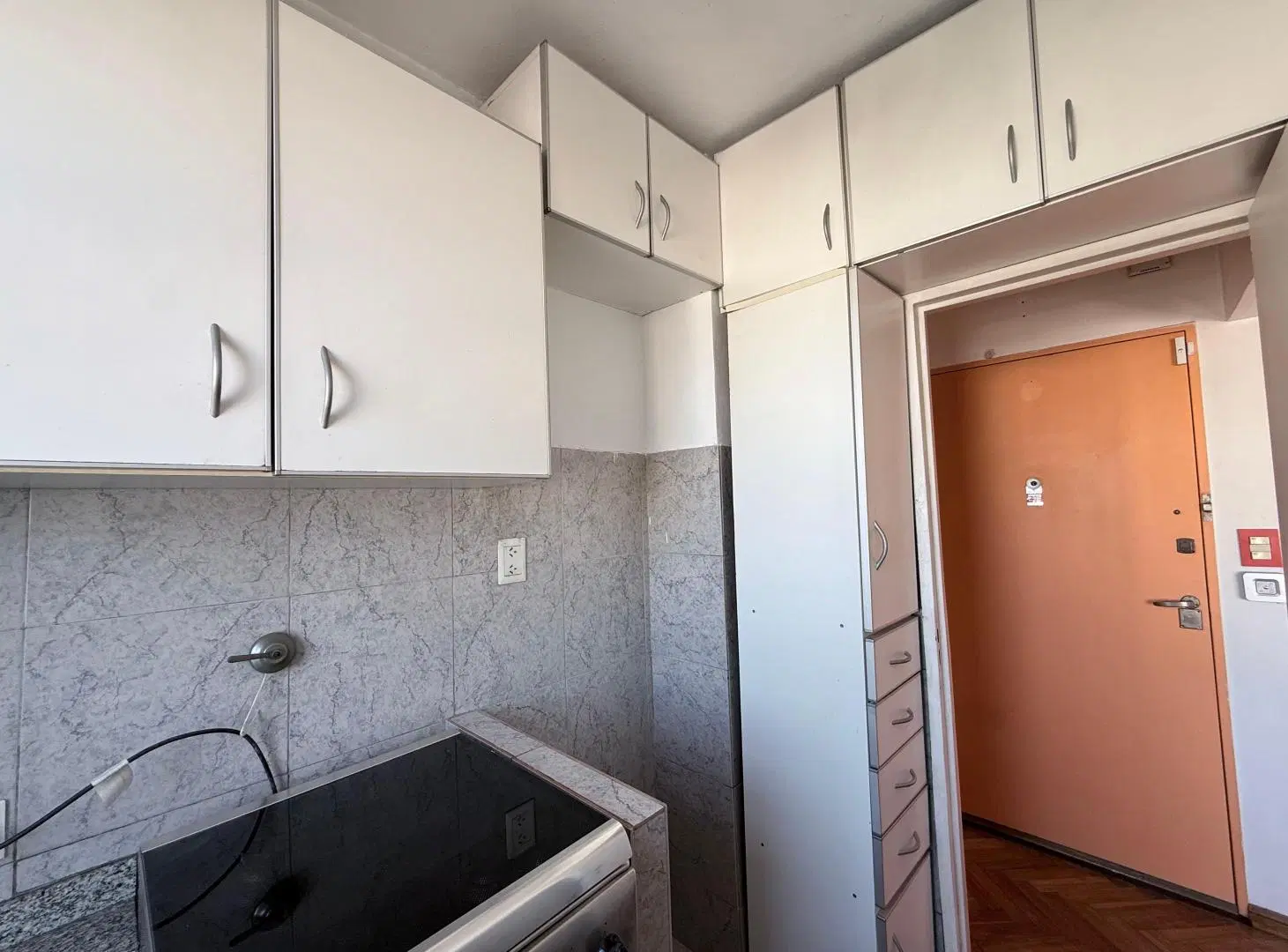 Departamento con vista abierta. Apto profesional.Luminoso 4