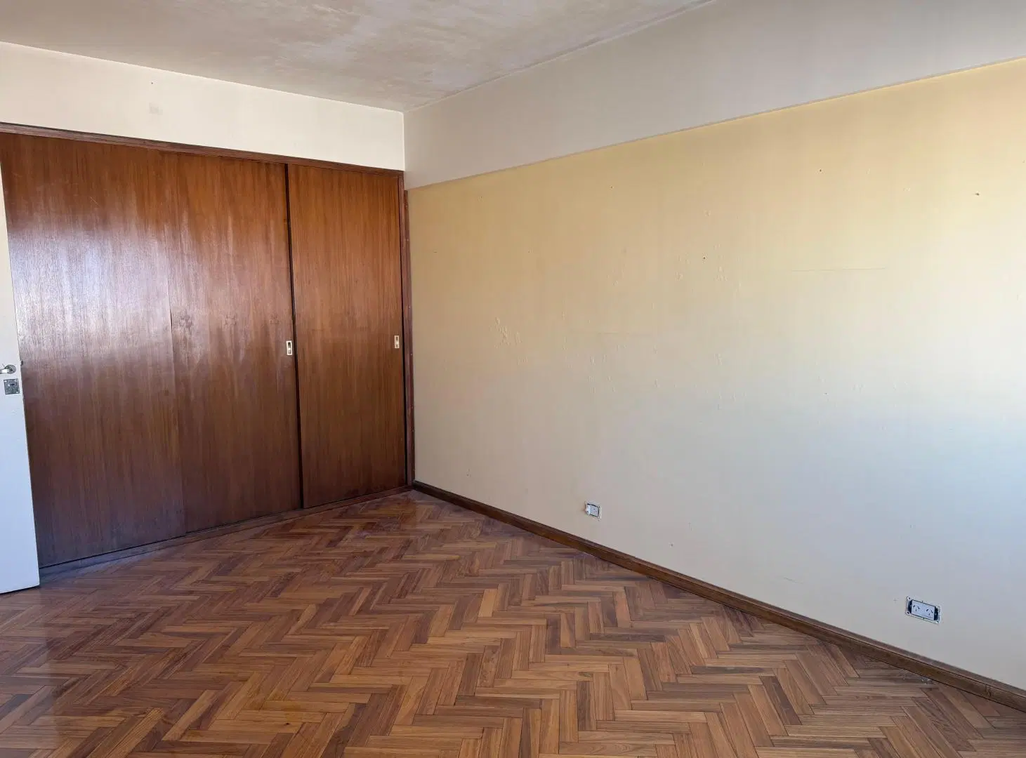 Departamento con vista abierta. Apto profesional.Luminoso 3