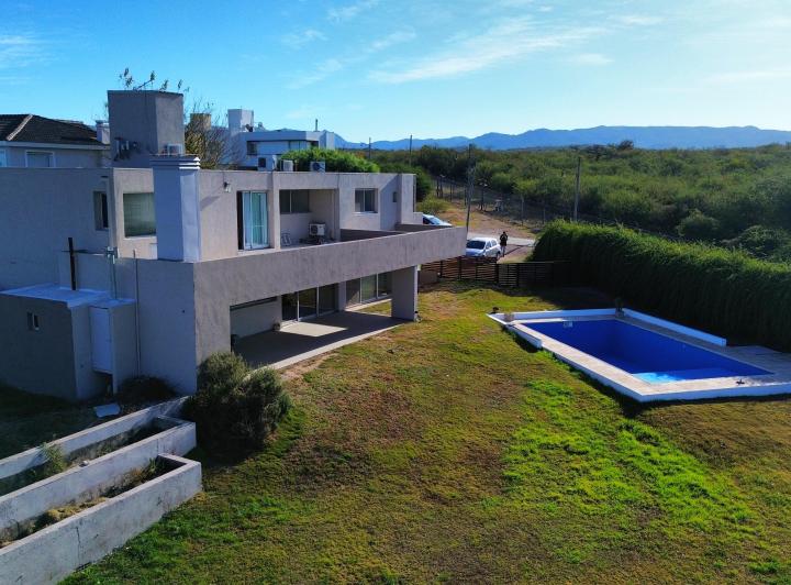 4 dorm | Pileta | 2148 m2 terreno | Country 4 Hojas | Vista a las sierras 1