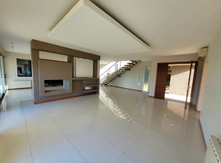 4 dorm | Pileta | 2148 m2 terreno | Country 4 Hojas | Vista a las sierras 4