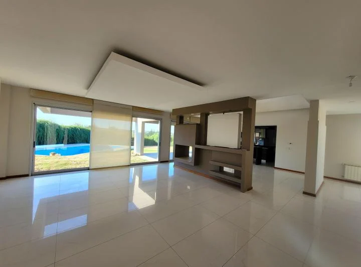 4 dorm | Pileta | 2148 m2 terreno | Country 4 Hojas | Vista a las sierras 5