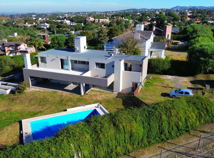 4 dorm | Pileta | 2148 m2 terreno | Country 4 Hojas | Vista a las sierras 3