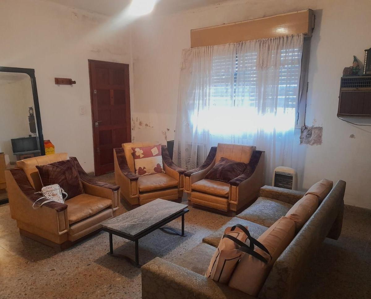 Casa + Galpón en Amplio Lote 5