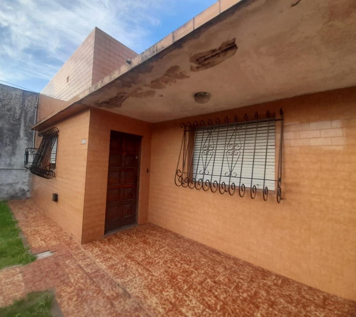 Casa + Galpón en Amplio Lote 2