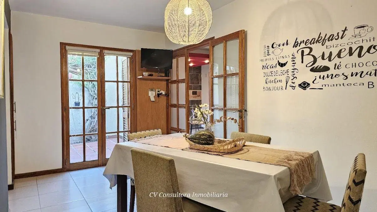 Casa en venta 3 dormitorios 2 baños, pileta, Alejandro Centeno 3