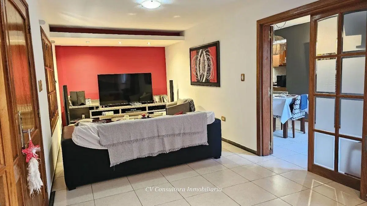Casa en venta 3 dormitorios 2 baños, pileta, Alejandro Centeno 2