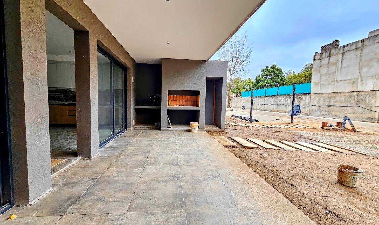 Casa en venta 3 dormitorios, pileta complejo cerrado Villa Belgrano