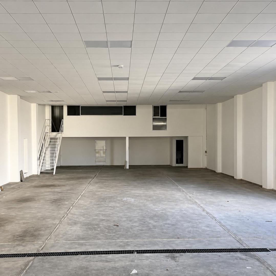 Foto de Alquiler galpón 550 m² - Neuquén Capital, imagen 2
