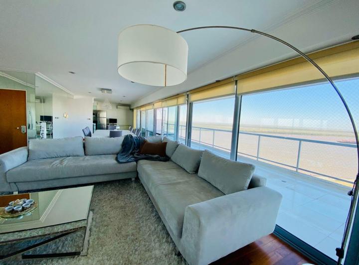 Departamento Piso exclusivo con vista al río y quincho propio. Parque España 4