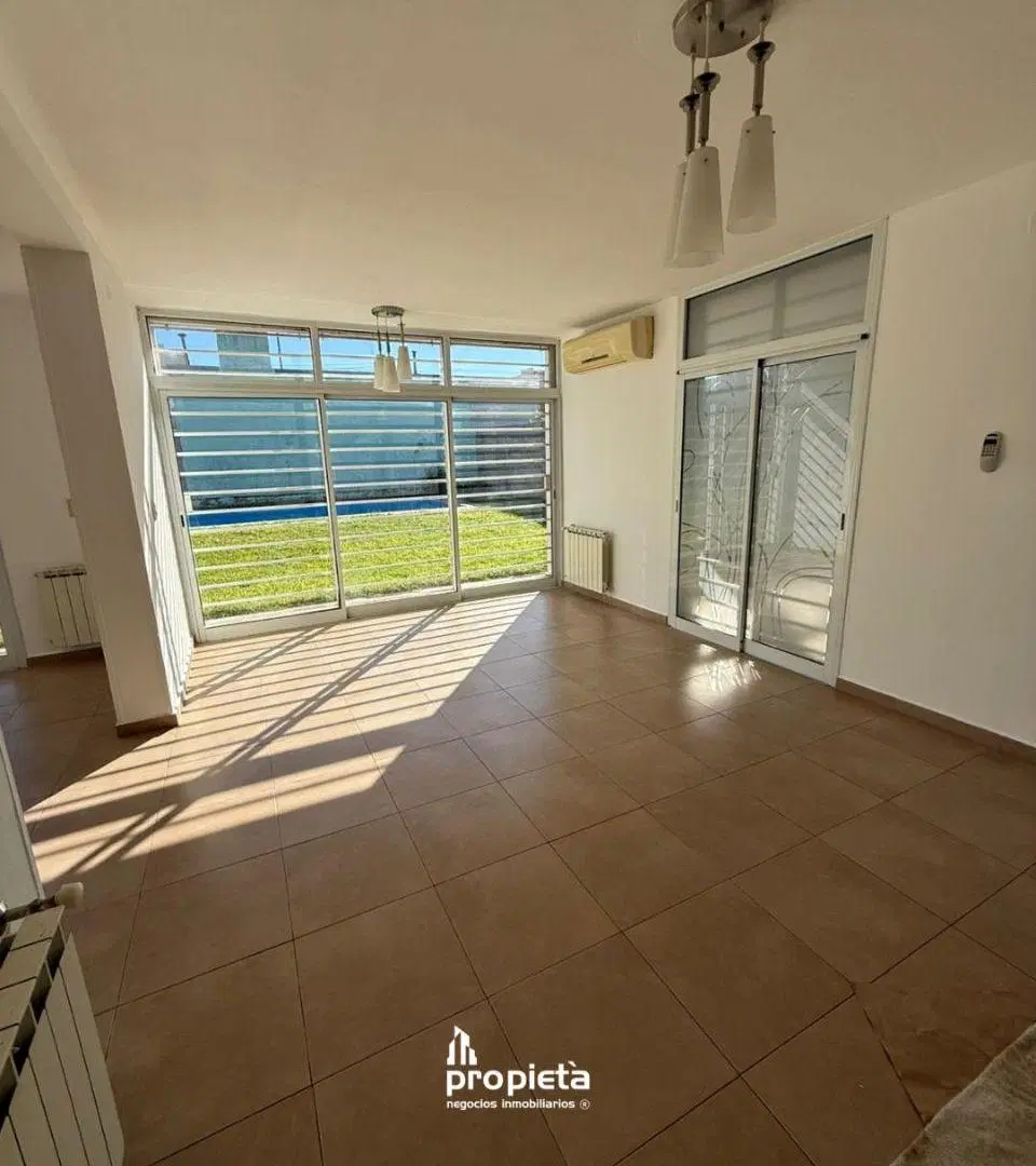 SE VENDE HERMOSA CASA EN BARRIO LA RESERVA 5